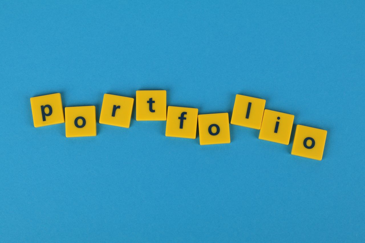 services-04 Des lettres de Scrabble jaunes sur un fond bleu formant « portfolio ». Idéal pour des thèmes liés aux affaires.